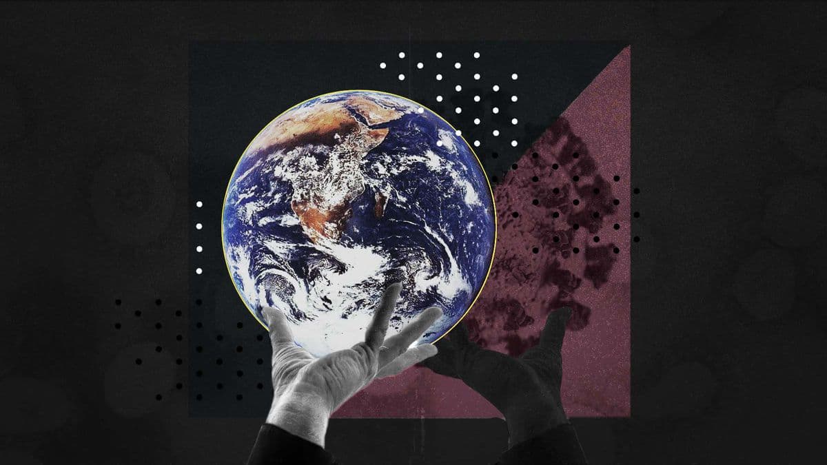 Görüntü, farklı doku ve renklerden oluşan soyut bir arka plan önünde, muhtemelen küresel salgınların tehdidini simgeleyen, eldivenli bir çift elin Dünya gezegenini temsil eden bir figürü tuttuğunu göstermektedir.