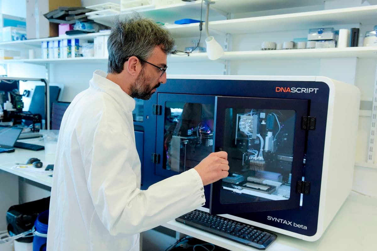 Görüntü, farklı doku ve renklerden oluşan soyut bir arka plan önünde, muhtemelen küresel salgınların tehdidini simgeleyen, eldivenli bir çift elin Dünya gezegenini temsil eden bir figürü tuttuğunu göstermektedir.